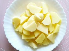 土豆切成厚度大约3、4毫米的土豆片