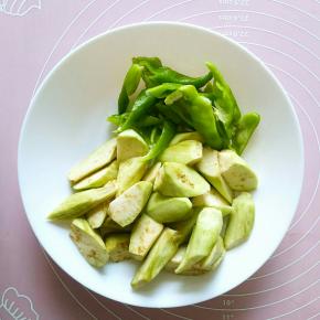 茄子和青椒分别切滚刀块儿。