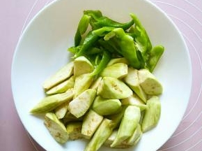 茄子和青椒分别切滚刀块儿。