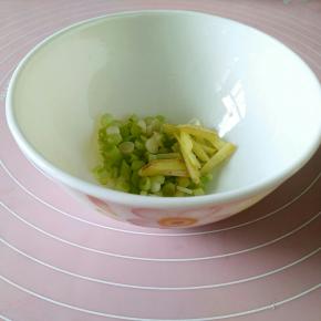 准备好葱姜蒜，蒜相对多一些。