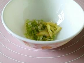准备好葱姜蒜，蒜相对多一些。