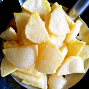 锅中入油烧至七八分热的时候下入土豆片炸，油温降低之后捞出土豆片，待油温再次升高之后复炸，这是炸好的样子。