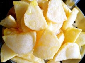 锅中入油烧至七八分热的时候下入土豆片炸，油温降低之后捞出土豆片，待油温再次升高之后复炸，这是炸好的样子。
