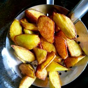 茄子块加入少许面粉裹匀之后下入油锅炸，也要复炸，这样是炸好的样子。