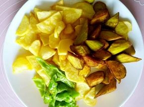 炸过的原料放在一起备用。