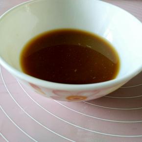 取一只小碗，装入大约半碗清水，依次放入酱油，盐，味精，一丢丢料酒和适量水淀粉搅拌均匀。