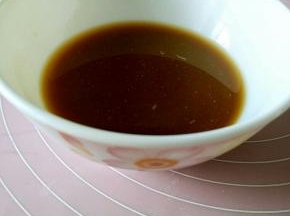 取一只小碗，装入大约半碗清水，依次放入酱油，盐，味精，一丢丢料酒和适量水淀粉搅拌均匀。