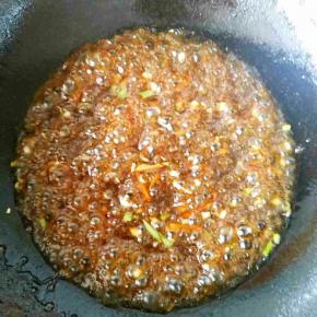 锅中留底油，放入葱姜蒜爆锅，出香味儿后倒入对好的料汁，沸腾之后变得浓稠的时候倒入炸好的原料，稍加翻炒料汁裹匀原料即可。