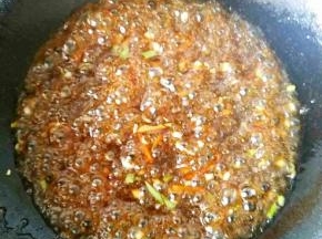锅中留底油，放入葱姜蒜爆锅，出香味儿后倒入对好的料汁，沸腾之后变得浓稠的时候倒入炸好的原料，稍加翻炒料汁裹匀原料即可。