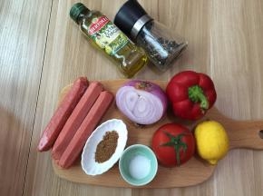 2. 准备好做萨尔萨辣酱的材料