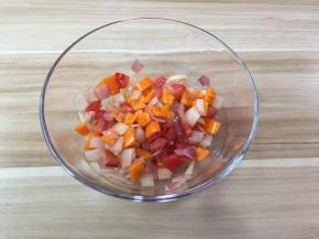 3. 先制作萨尔萨辣酱，把洋葱和番茄切成丁和盐，橄榄油
红辣椒粉，柠檬汁，橄榄油红椒充分混合放入冰箱冷藏一夜