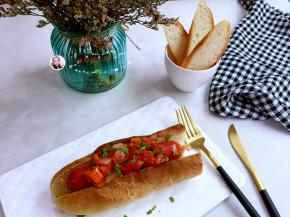 7. 夹入热狗肠和萨尔萨辣酱
撒上少许荷兰芹菜末与胡椒粉即可