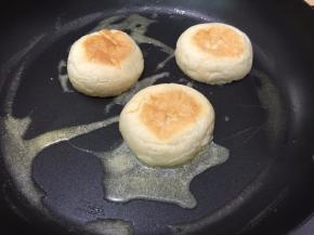 3. 用平底锅加热熔化黄油，餐包切开的一面朝下摆放