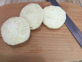 1. 取出事先烤好的餐包从切成两半，取底部备用