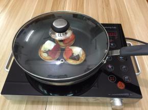 5. 盖上盖锅，烘烤至棉花糖开始熔化