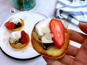 6. 取出烘烤好的餐包撒上杏仁片即可