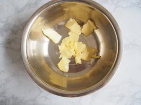 黄油切小块室温软化，用打蛋器略微打发