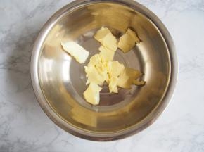 黄油切小块室温软化，用打蛋器略微打发