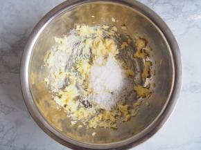 打发顺滑后加入细砂糖，继续打发至颜色变浅，体积膨大