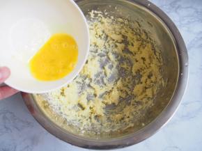 分三次加入全蛋液，每次都搅打均匀