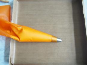 装入裱花袋，用8齿中号裱花嘴