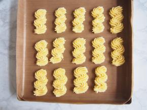 烤盘铺上油布，曲奇之间留一点缝隙