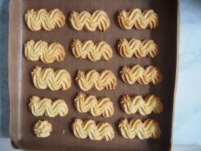 烤箱预热至170度，中层上下火，20分钟左右即可（要根据自己的烤箱脾气和曲奇大小适当调整时间哦），烤好的曲奇晾凉