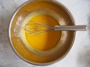蛋黄用手动打蛋器打散