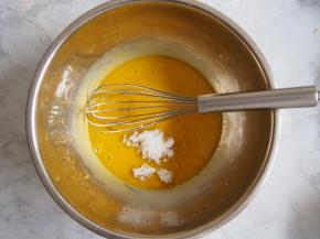 加入细砂糖，搅拌均匀