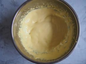 用电动打蛋器打发至颜色变浅，体积变大，提起打蛋头滴落的花纹不会立即消失