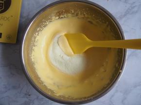 筛入奶粉，切拌均匀