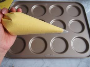 将面糊倒入裱花袋