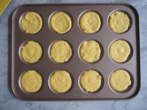将裱花袋剪一个小口，将蛋黄糊挤入模具中。烤箱预热至100度，中层上下火，25分钟左右即可（要根据自己的烤箱脾气和曲奇大小适当调整时间哦），烤好的蛋黄饼干晾凉后，轻轻一推就脱模了哦