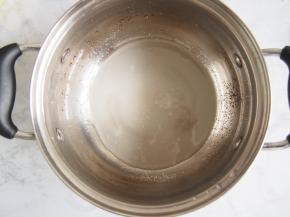 细砂糖倒入锅中，加入25g左右清水，小火加热至细砂糖溶解