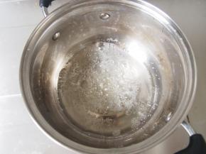 开始糖水会出现很多泡沫，继续煮至糖变色，这个过程中不用搅拌，注意观察就好，在此同时准备50g的热水