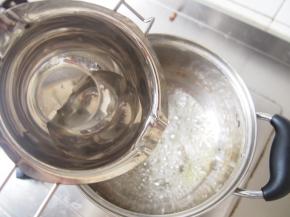 煮至糖水变成焦色后，关火倒入50g热水，迅速搅拌均匀，这个步骤糖水可能会往外溅，要小心点哦