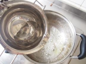 煮至糖水变成焦色后，关火倒入50g热水，迅速搅拌均匀，这个步骤糖水可能会往外溅，要小心点哦