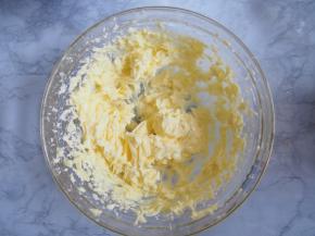 黄油切小块室温软化，用打蛋器略微搅打