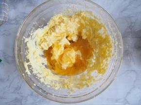 将冷却的焦糖倒入黄油中，搅拌均匀