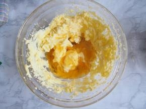 将冷却的焦糖倒入黄油中，搅拌均匀