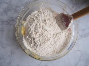 筛入面粉，切拌均匀
