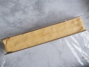 将饼干模具裹上一层保鲜膜，放入面团整形，放冰箱冷冻半小时左右至硬