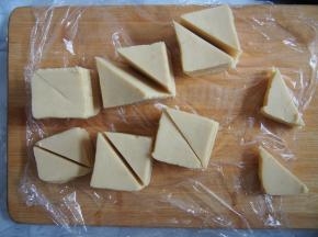 在饼干中间再斜切一下，让饼干呈三角形