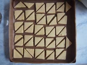 烤箱预热至170度，中层上下火，15分钟左右即可（要根据自己的烤箱脾气和饼干厚度适当调整时间哦），烤好的饼干晾凉即可