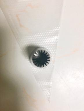 将邹菊裱花嘴放入裱花袋