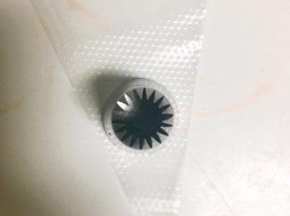 将邹菊裱花嘴放入裱花袋
