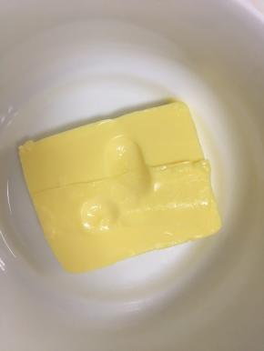 黄油室温软化到用手指可以戳出一个洞