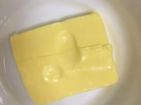 黄油室温软化到用手指可以戳出一个洞