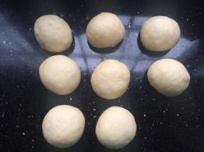 把面团拿出操作台上轻轻排气，也同样分成8等份