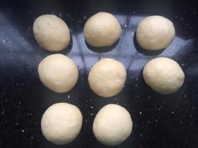把面团拿出操作台上轻轻排气，也同样分成8等份